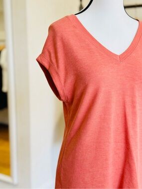 Jessica Simpson Women’s V-Neck Tee in Coral Pink - XS, Like New